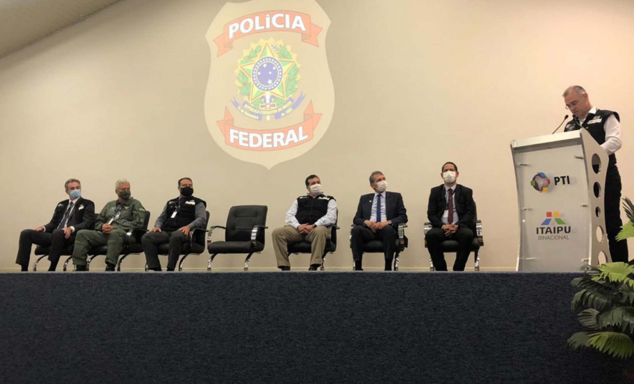 O secretário estadual da Segurança Pública, Romulo Marinho Soares, participou nesta segunda-feira (24), no Parque Tecnológico de Itaipu, em Foz do Iguaçu, junto com o ministro da Justiça e Segurança Pública, André Mendonça, da divulgação do balanço da 22ª fase da Operação Nova Aliança. Foto:SESP