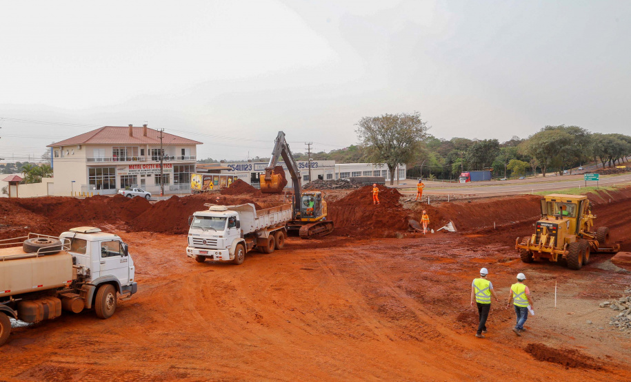 Construção de trincheira em Santa Terezinha do Itaipu.