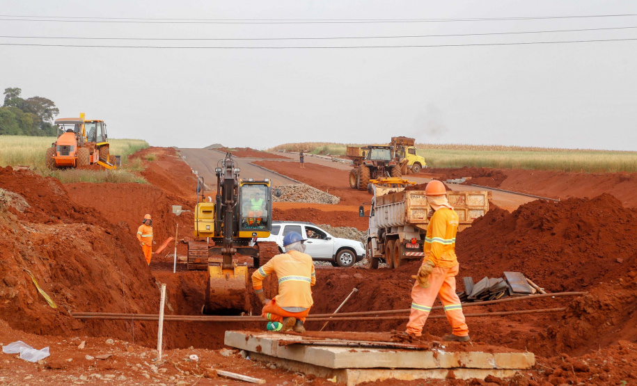 Construção de trincheira em Santa Terezinha do Itaipu.