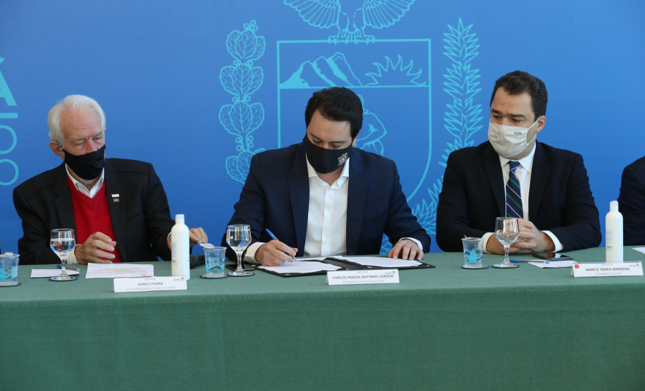 O governador Carlos Massa Ratinho Junior participa nesta quarta-feira (26), no Palácio Iguaçu, do evento que celebra um ano do programa Descomplica, iniciativa de caráter permanente do Governo do Estado para simplificar a vida dos empreendedores