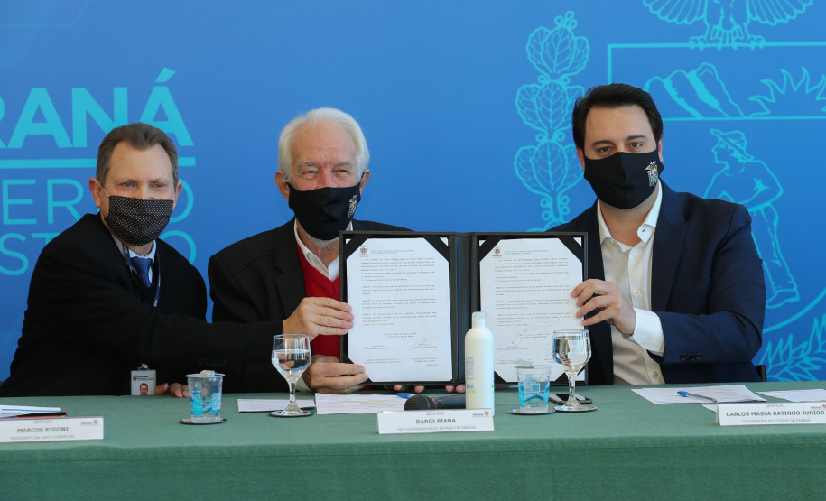 O governador Carlos Massa Ratinho Junior participa nesta quarta-feira (26), no Palácio Iguaçu, do evento que celebra um ano do programa Descomplica, iniciativa de caráter permanente do Governo do Estado para simplificar a vida dos empreendedores