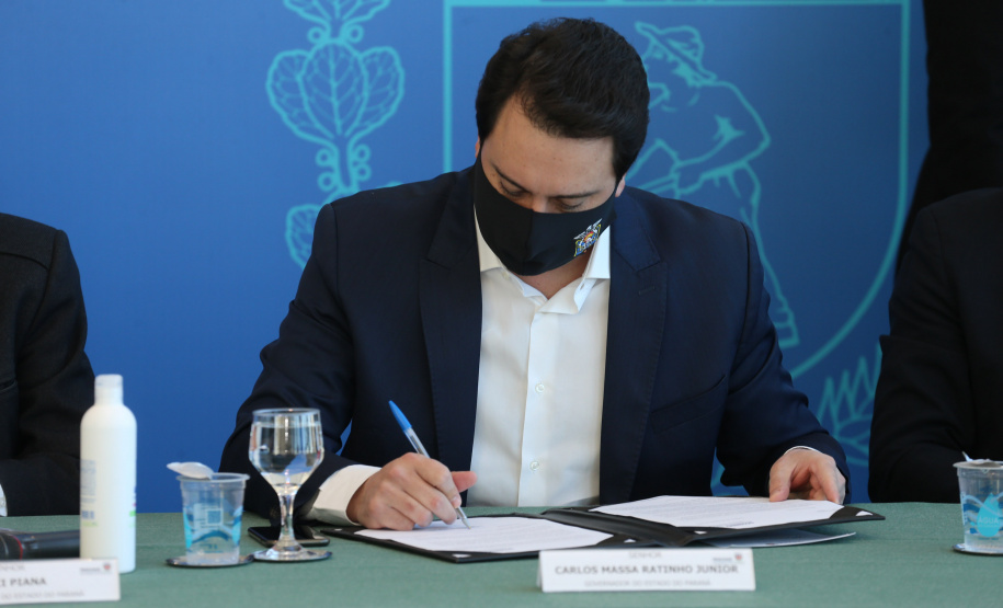 O governador Carlos Massa Ratinho Junior participa nesta quarta-feira (26), no Palácio Iguaçu, do evento que celebra um ano do programa Descomplica, iniciativa de caráter permanente do Governo do Estado para simplificar a vida dos empreendedores