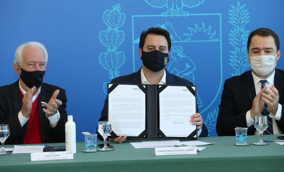 O governador Carlos Massa Ratinho Junior participa nesta quarta-feira (26), no Palácio Iguaçu, do evento que celebra um ano do programa Descomplica, iniciativa de caráter permanente do Governo do Estado para simplificar a vida dos empreendedores