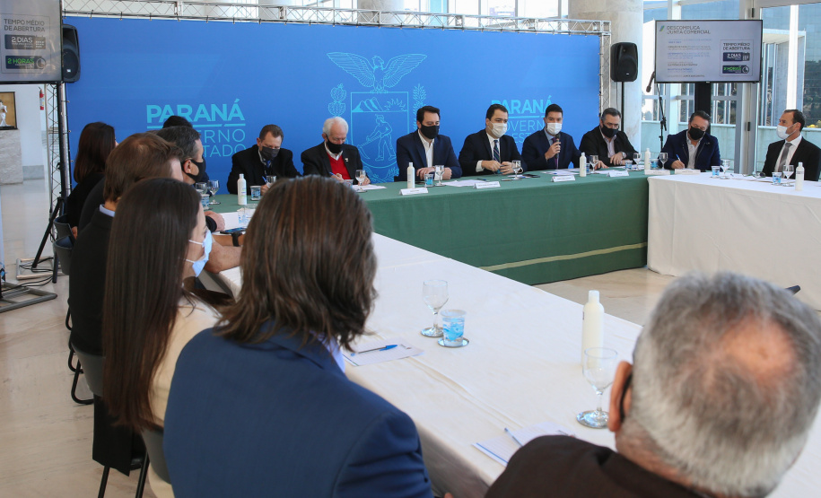 O governador Carlos Massa Ratinho Junior participa nesta quarta-feira (26), no Palácio Iguaçu, do evento que celebra um ano do programa Descomplica, iniciativa de caráter permanente do Governo do Estado para simplificar a vida dos empreendedores