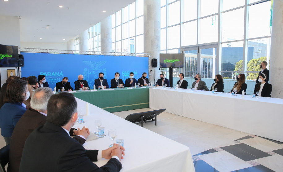 O governador Carlos Massa Ratinho Junior participa nesta quarta-feira (26), no Palácio Iguaçu, do evento que celebra um ano do programa Descomplica, iniciativa de caráter permanente do Governo do Estado para simplificar a vida dos empreendedores