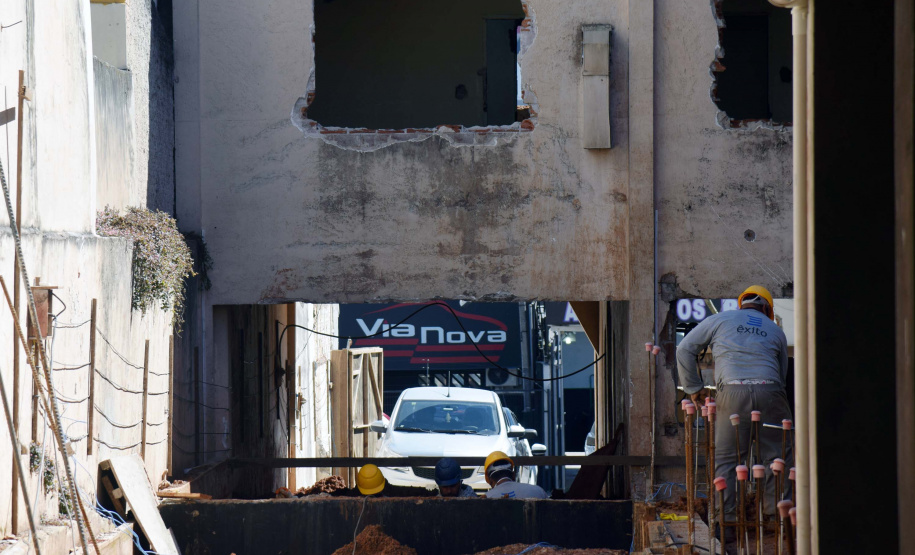 O secretário de Estado de Saúde, Beto Preto, vistoriou nesta quarta-feira (26) a obra do antigo Centro Regional de Especialidades (CRE) da Avenida Kennedy. A reforma total do local terá como resultado um novo ambiente com instalações modernas para atender pacientes que necessitem de diferentes atendimentos na área da saúde. Foto: Américo Antonio/SESA