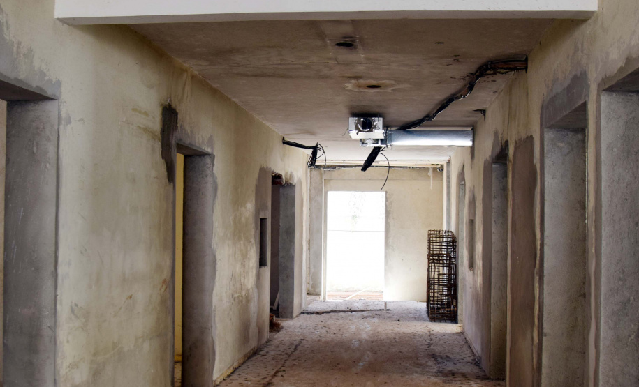 O secretário de Estado de Saúde, Beto Preto, vistoriou nesta quarta-feira (26) a obra do antigo Centro Regional de Especialidades (CRE) da Avenida Kennedy. A reforma total do local terá como resultado um novo ambiente com instalações modernas para atender pacientes que necessitem de diferentes atendimentos na área da saúde. Foto: Américo Antonio/SESA