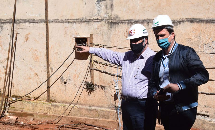 O secretário de Estado de Saúde, Beto Preto, vistoriou nesta quarta-feira (26) a obra do antigo Centro Regional de Especialidades (CRE) da Avenida Kennedy. A reforma total do local terá como resultado um novo ambiente com instalações modernas para atender pacientes que necessitem de diferentes atendimentos na área da saúde. Foto: Américo Antonio/SESA