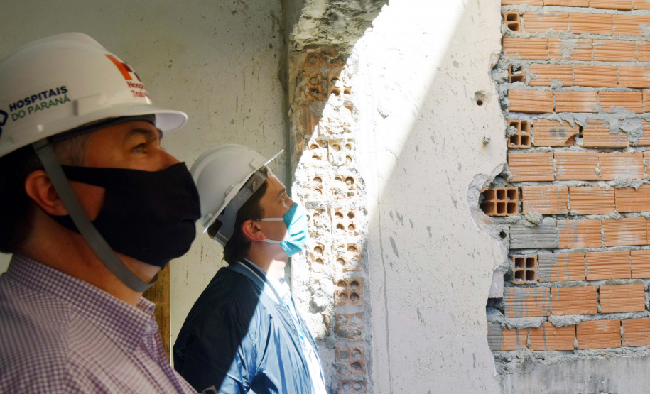 O secretário de Estado de Saúde, Beto Preto, vistoriou nesta quarta-feira (26) a obra do antigo Centro Regional de Especialidades (CRE) da Avenida Kennedy. A reforma total do local terá como resultado um novo ambiente com instalações modernas para atender pacientes que necessitem de diferentes atendimentos na área da saúde. Foto: Américo Antonio/SESA