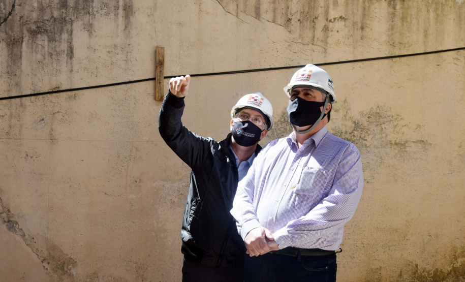 O secretário de Estado de Saúde, Beto Preto, vistoriou nesta quarta-feira (26) a obra do antigo Centro Regional de Especialidades (CRE) da Avenida Kennedy. A reforma total do local terá como resultado um novo ambiente com instalações modernas para atender pacientes que necessitem de diferentes atendimentos na área da saúde. Foto: Américo Antonio/SESA