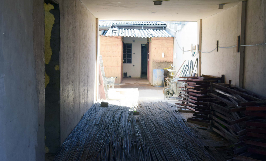 O secretário de Estado de Saúde, Beto Preto, vistoriou nesta quarta-feira (26) a obra do antigo Centro Regional de Especialidades (CRE) da Avenida Kennedy. A reforma total do local terá como resultado um novo ambiente com instalações modernas para atender pacientes que necessitem de diferentes atendimentos na área da saúde. Foto: Américo Antonio/SESA