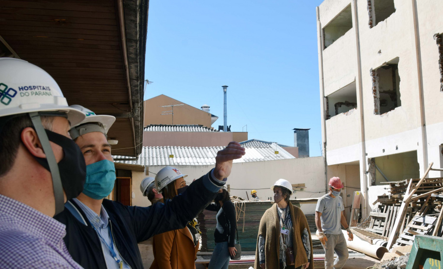 O secretário de Estado de Saúde, Beto Preto, vistoriou nesta quarta-feira (26) a obra do antigo Centro Regional de Especialidades (CRE) da Avenida Kennedy. A reforma total do local terá como resultado um novo ambiente com instalações modernas para atender pacientes que necessitem de diferentes atendimentos na área da saúde. Foto: Américo Antonio/SESA