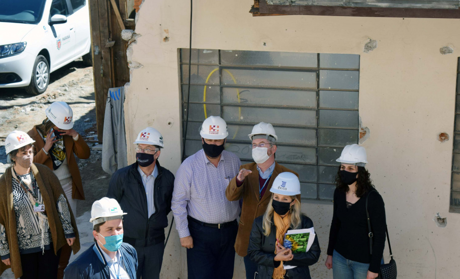 O secretário de Estado de Saúde, Beto Preto, vistoriou nesta quarta-feira (26) a obra do antigo Centro Regional de Especialidades (CRE) da Avenida Kennedy. A reforma total do local terá como resultado um novo ambiente com instalações modernas para atender pacientes que necessitem de diferentes atendimentos na área da saúde. Foto: Américo Antonio/SESA