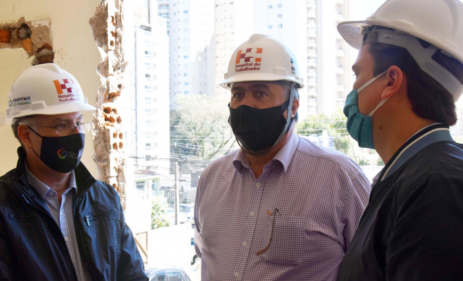 O secretário de Estado de Saúde, Beto Preto, vistoriou nesta quarta-feira (26) a obra do antigo Centro Regional de Especialidades (CRE) da Avenida Kennedy. A reforma total do local terá como resultado um novo ambiente com instalações modernas para atender pacientes que necessitem de diferentes atendimentos na área da saúde. Foto: Américo Antonio/SESA