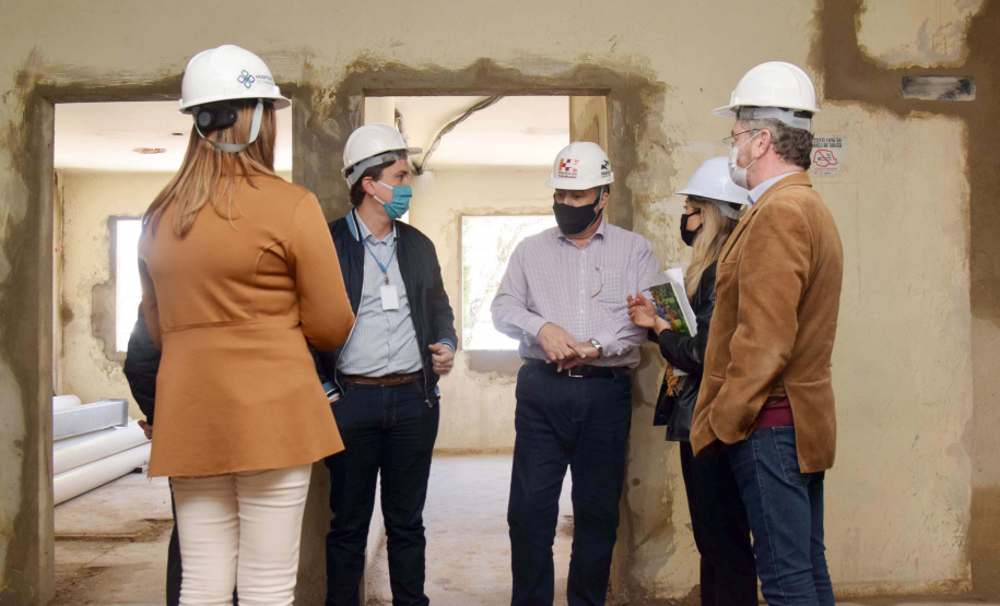 O secretário de Estado de Saúde, Beto Preto, vistoriou nesta quarta-feira (26) a obra do antigo Centro Regional de Especialidades (CRE) da Avenida Kennedy. A reforma total do local terá como resultado um novo ambiente com instalações modernas para atender pacientes que necessitem de diferentes atendimentos na área da saúde. Foto: Américo Antonio/SESA