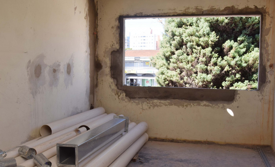 O secretário de Estado de Saúde, Beto Preto, vistoriou nesta quarta-feira (26) a obra do antigo Centro Regional de Especialidades (CRE) da Avenida Kennedy. A reforma total do local terá como resultado um novo ambiente com instalações modernas para atender pacientes que necessitem de diferentes atendimentos na área da saúde. Foto: Américo Antonio/SESA