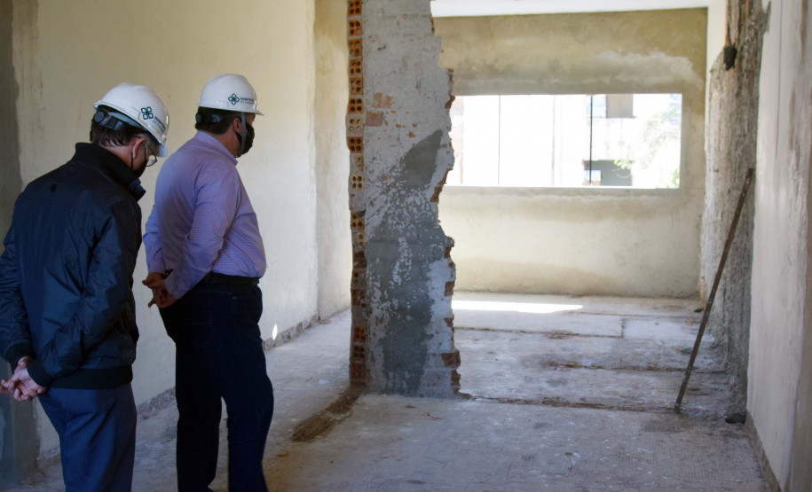 O secretário de Estado de Saúde, Beto Preto, vistoriou nesta quarta-feira (26) a obra do antigo Centro Regional de Especialidades (CRE) da Avenida Kennedy. A reforma total do local terá como resultado um novo ambiente com instalações modernas para atender pacientes que necessitem de diferentes atendimentos na área da saúde. Foto: Américo Antonio/SESA