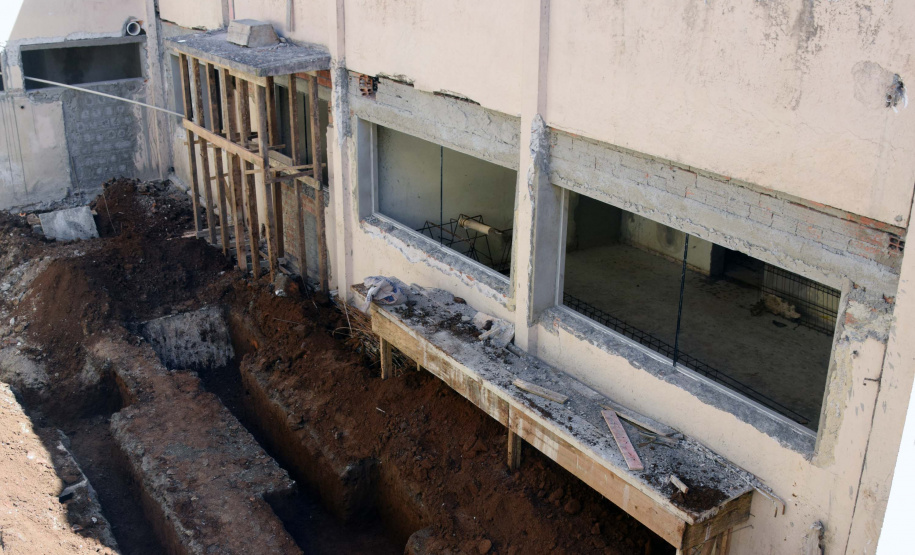 O secretário de Estado de Saúde, Beto Preto, vistoriou nesta quarta-feira (26) a obra do antigo Centro Regional de Especialidades (CRE) da Avenida Kennedy. A reforma total do local terá como resultado um novo ambiente com instalações modernas para atender pacientes que necessitem de diferentes atendimentos na área da saúde. Foto: Américo Antonio/SESA