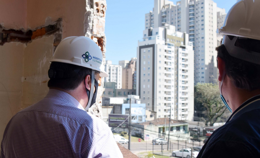 O secretário de Estado de Saúde, Beto Preto, vistoriou nesta quarta-feira (26) a obra do antigo Centro Regional de Especialidades (CRE) da Avenida Kennedy. A reforma total do local terá como resultado um novo ambiente com instalações modernas para atender pacientes que necessitem de diferentes atendimentos na área da saúde. Foto: Américo Antonio/SESA