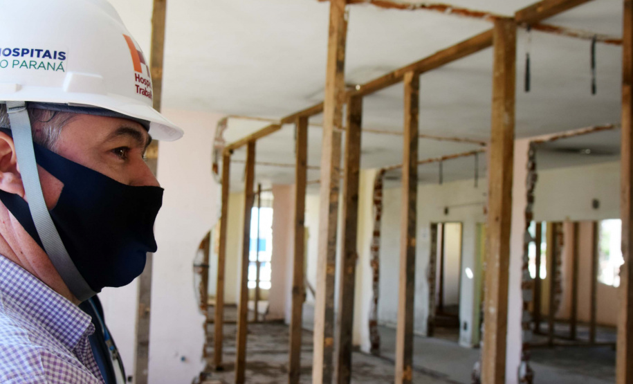 O secretário de Estado de Saúde, Beto Preto, vistoriou nesta quarta-feira (26) a obra do antigo Centro Regional de Especialidades (CRE) da Avenida Kennedy. A reforma total do local terá como resultado um novo ambiente com instalações modernas para atender pacientes que necessitem de diferentes atendimentos na área da saúde. Foto: Américo Antonio/SESA