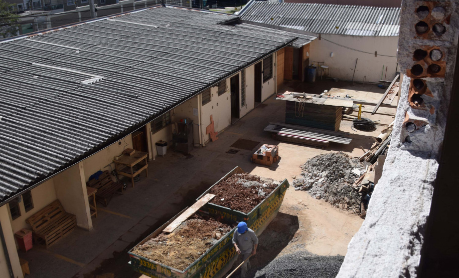 O secretário de Estado de Saúde, Beto Preto, vistoriou nesta quarta-feira (26) a obra do antigo Centro Regional de Especialidades (CRE) da Avenida Kennedy. A reforma total do local terá como resultado um novo ambiente com instalações modernas para atender pacientes que necessitem de diferentes atendimentos na área da saúde. Foto: Américo Antonio/SESA