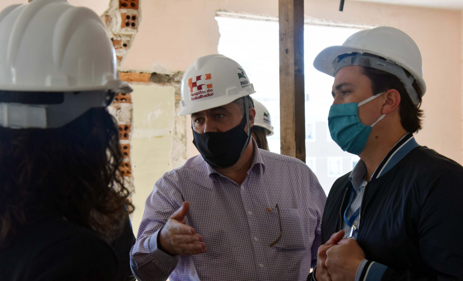 O secretário de Estado de Saúde, Beto Preto, vistoriou nesta quarta-feira (26) a obra do antigo Centro Regional de Especialidades (CRE) da Avenida Kennedy. A reforma total do local terá como resultado um novo ambiente com instalações modernas para atender pacientes que necessitem de diferentes atendimentos na área da saúde. Foto: Américo Antonio/SESA