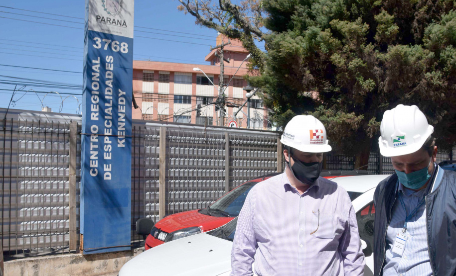 O secretário de Estado de Saúde, Beto Preto, vistoriou nesta quarta-feira (26) a obra do antigo Centro Regional de Especialidades (CRE) da Avenida Kennedy. A reforma total do local terá como resultado um novo ambiente com instalações modernas para atender pacientes que necessitem de diferentes atendimentos na área da saúde. Foto: Américo Antonio/SESA