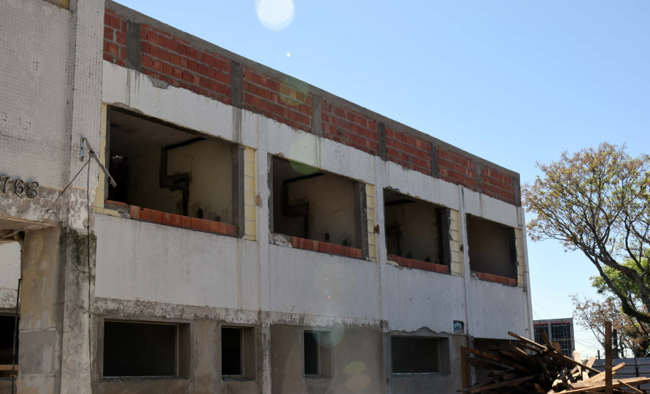 O secretário de Estado de Saúde, Beto Preto, vistoriou nesta quarta-feira (26) a obra do antigo Centro Regional de Especialidades (CRE) da Avenida Kennedy. A reforma total do local terá como resultado um novo ambiente com instalações modernas para atender pacientes que necessitem de diferentes atendimentos na área da saúde. Foto: Américo Antonio/SESA
