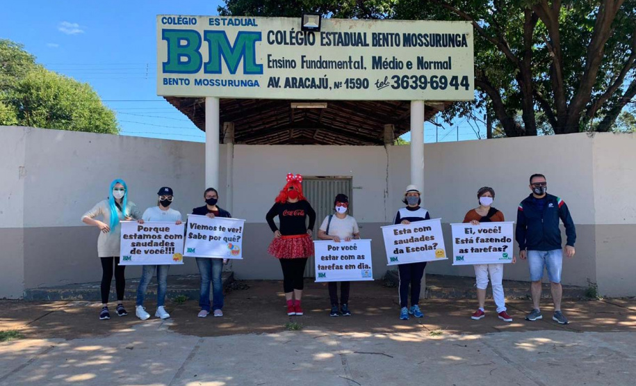 A equipe pedagógica do Colégio Estadual Bento Mossurunga, em Umuarama, noroeste do Estado, encontrou uma forma divertida de motivar seus alunos que estão se sobressaindo no Aula Paraná. Promoveram uma carreata que passou nas casas de cada um dos estudantes para surpreendê-los com presentes e lembrancinhas. Essa ação inaugural focou em homenagear os alunos-destaque do Ensino Fundamental.Foto:SEED