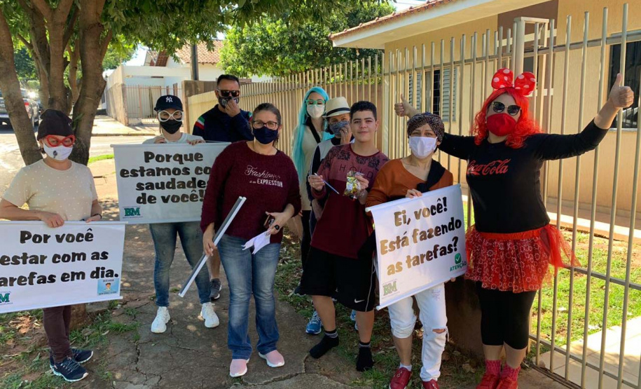 A equipe pedagógica do Colégio Estadual Bento Mossurunga, em Umuarama, noroeste do Estado, encontrou uma forma divertida de motivar seus alunos que estão se sobressaindo no Aula Paraná. Promoveram uma carreata que passou nas casas de cada um dos estudantes para surpreendê-los com presentes e lembrancinhas. Essa ação inaugural focou em homenagear os alunos-destaque do Ensino Fundamental.Foto:SEED