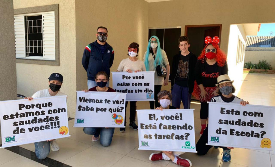 A equipe pedagógica do Colégio Estadual Bento Mossurunga, em Umuarama, noroeste do Estado, encontrou uma forma divertida de motivar seus alunos que estão se sobressaindo no Aula Paraná. Promoveram uma carreata que passou nas casas de cada um dos estudantes para surpreendê-los com presentes e lembrancinhas. Essa ação inaugural focou em homenagear os alunos-destaque do Ensino Fundamental.Foto:SEED