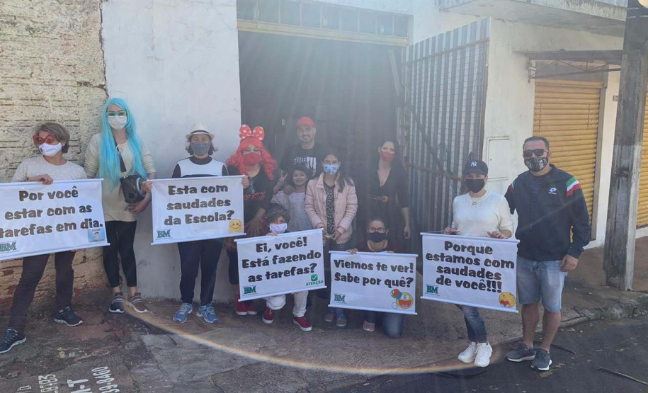 A equipe pedagógica do Colégio Estadual Bento Mossurunga, em Umuarama, noroeste do Estado, encontrou uma forma divertida de motivar seus alunos que estão se sobressaindo no Aula Paraná. Promoveram uma carreata que passou nas casas de cada um dos estudantes para surpreendê-los com presentes e lembrancinhas. Essa ação inaugural focou em homenagear os alunos-destaque do Ensino Fundamental.Foto:SEED