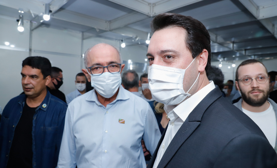 O presidente Jair Bolsonaro e o governador Carlos Massa Ratinho Junior lançaram nesta quinta-feira (27), em Foz do Iguaçu, a pedra fundamental da duplicação da Rodovia das Cataratas (BR-469), do trevo de acesso à Argentina até a entrada do Parque Nacional do Iguaçu. A cerimônia concretiza a obra de 8,7 quilômetros.