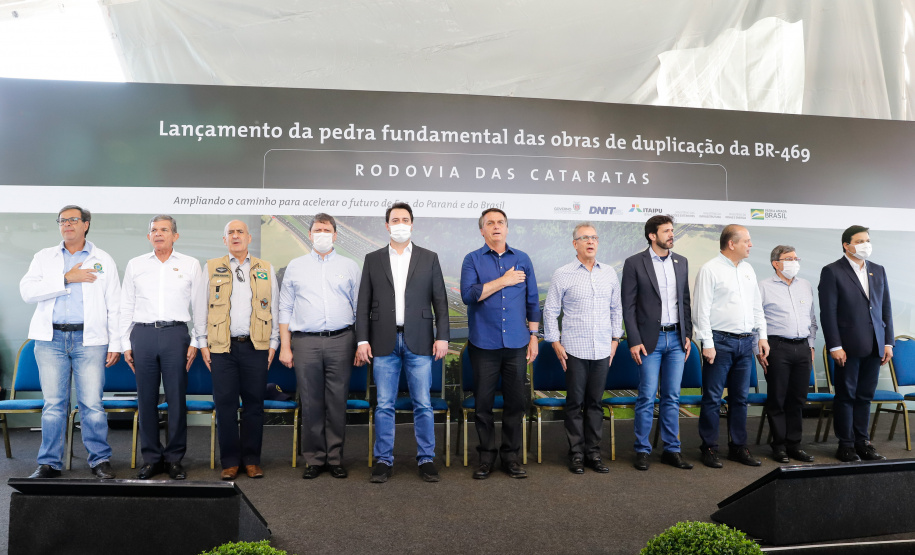O presidente Jair Bolsonaro e o governador Carlos Massa Ratinho Junior lançaram nesta quinta-feira (27), em Foz do Iguaçu, a pedra fundamental da duplicação da Rodovia das Cataratas (BR-469), do trevo de acesso à Argentina até a entrada do Parque Nacional do Iguaçu. A cerimônia concretiza a obra de 8,7 quilômetros.