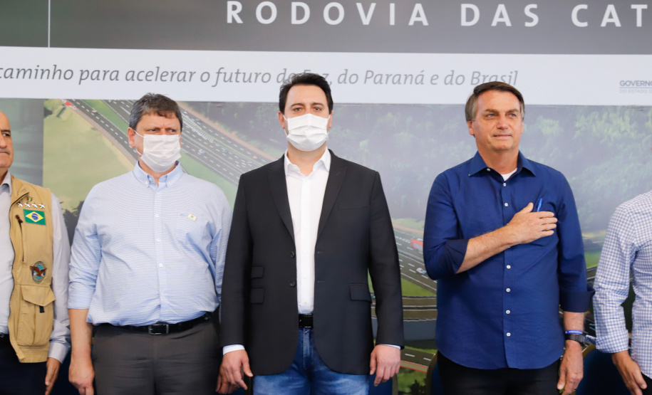 O presidente Jair Bolsonaro e o governador Carlos Massa Ratinho Junior lançaram nesta quinta-feira (27), em Foz do Iguaçu, a pedra fundamental da duplicação da Rodovia das Cataratas (BR-469), do trevo de acesso à Argentina até a entrada do Parque Nacional do Iguaçu. A cerimônia concretiza a obra de 8,7 quilômetros.