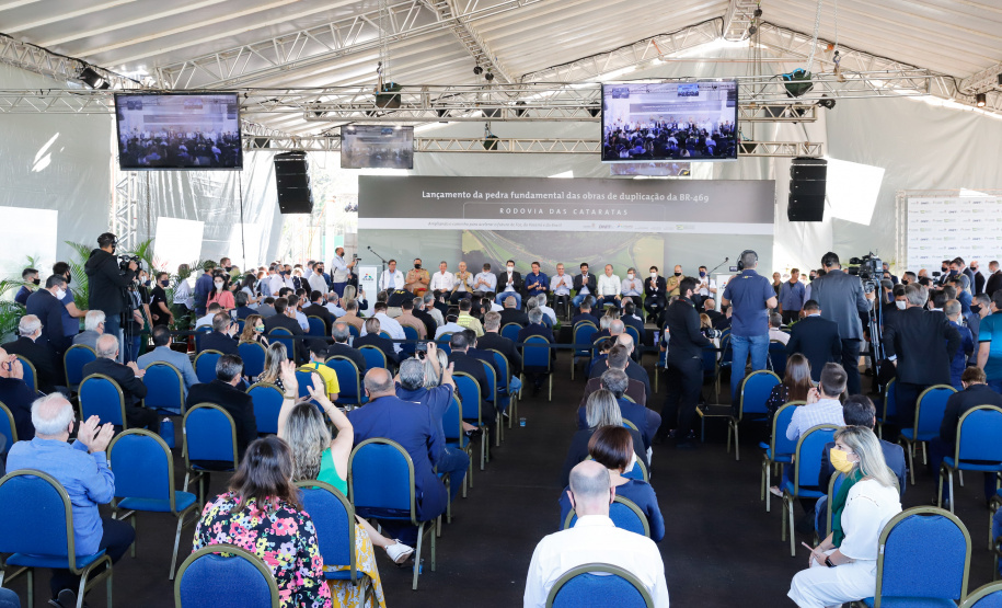 O presidente Jair Bolsonaro e o governador Carlos Massa Ratinho Junior lançaram nesta quinta-feira (27), em Foz do Iguaçu, a pedra fundamental da duplicação da Rodovia das Cataratas (BR-469), do trevo de acesso à Argentina até a entrada do Parque Nacional do Iguaçu. A cerimônia concretiza a obra de 8,7 quilômetros.