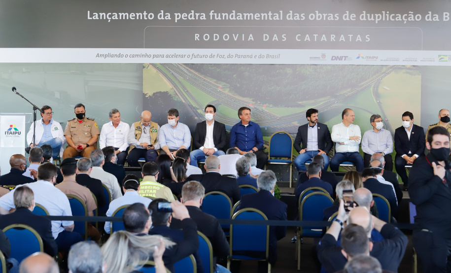 O presidente Jair Bolsonaro e o governador Carlos Massa Ratinho Junior lançaram nesta quinta-feira (27), em Foz do Iguaçu, a pedra fundamental da duplicação da Rodovia das Cataratas (BR-469), do trevo de acesso à Argentina até a entrada do Parque Nacional do Iguaçu. A cerimônia concretiza a obra de 8,7 quilômetros.