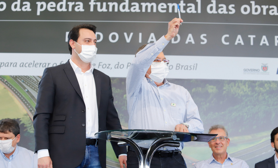 O presidente Jair Bolsonaro e o governador Carlos Massa Ratinho Junior lançaram nesta quinta-feira (27), em Foz do Iguaçu, a pedra fundamental da duplicação da Rodovia das Cataratas (BR-469), do trevo de acesso à Argentina até a entrada do Parque Nacional do Iguaçu. A cerimônia concretiza a obra de 8,7 quilômetros.