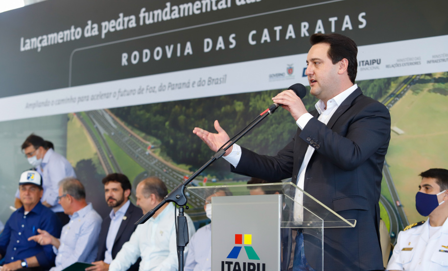 O presidente Jair Bolsonaro e o governador Carlos Massa Ratinho Junior lançaram nesta quinta-feira (27), em Foz do Iguaçu, a pedra fundamental da duplicação da Rodovia das Cataratas (BR-469), do trevo de acesso à Argentina até a entrada do Parque Nacional do Iguaçu. A cerimônia concretiza a obra de 8,7 quilômetros.