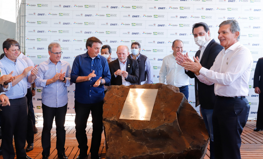 O presidente Jair Bolsonaro e o governador Carlos Massa Ratinho Junior lançaram nesta quinta-feira (27), em Foz do Iguaçu, a pedra fundamental da duplicação da Rodovia das Cataratas (BR-469), do trevo de acesso à Argentina até a entrada do Parque Nacional do Iguaçu. A cerimônia concretiza a obra de 8,7 quilômetros.