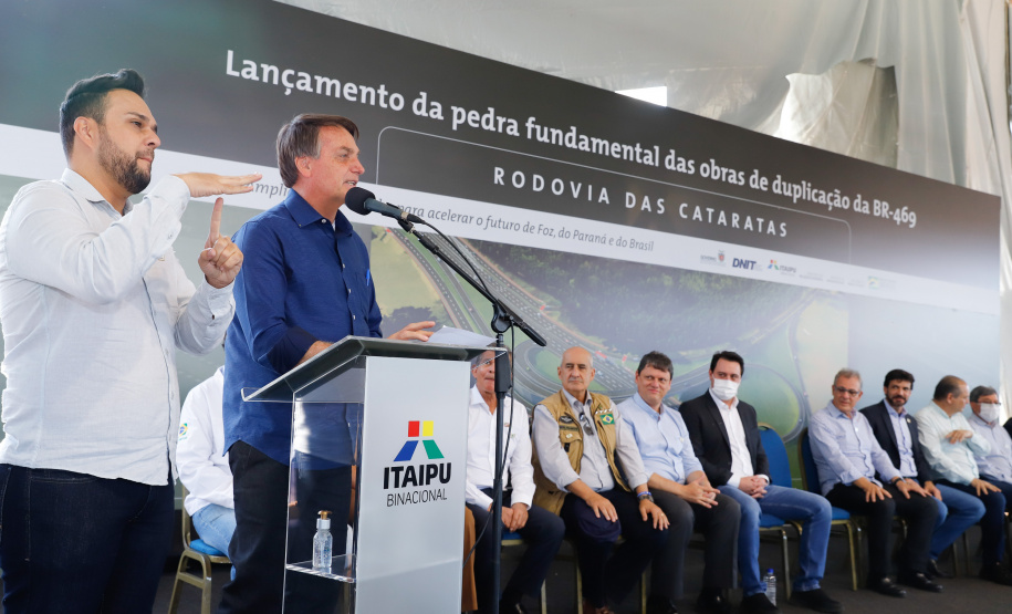 O presidente Jair Bolsonaro e o governador Carlos Massa Ratinho Junior lançaram nesta quinta-feira (27), em Foz do Iguaçu, a pedra fundamental da duplicação da Rodovia das Cataratas (BR-469), do trevo de acesso à Argentina até a entrada do Parque Nacional do Iguaçu. A cerimônia concretiza a obra de 8,7 quilômetros.