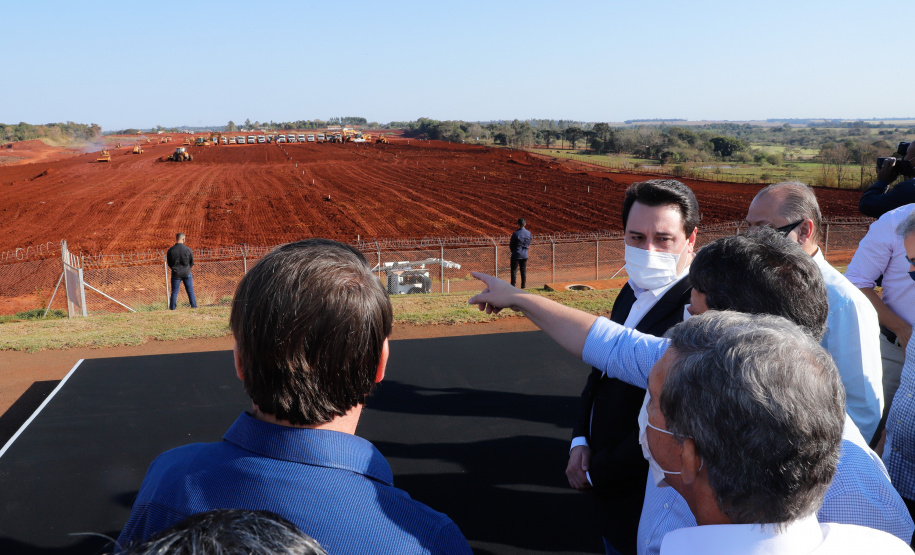 O presidente Jair Bolsonaro e o governador Carlos Massa Ratinho Junior vistoriaram nesta quinta-feira (27) as obras da nova pista do Aeroporto Internacional de Foz do Iguaçu, que já alcançaram 40%. A nova estrutura proporcionará mais voos para o município, concorrendo com destinos do mundo inteiro, e é parte do projeto de transformar o Paraná no hub de distribuição da América do Sul.