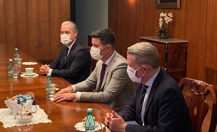 Em Brasília, o chefe da Casa Civil, Guto Silva, e o diretor presidente do Tecpar, Jorge Callado, participaram de reuniões na Anvisa e na Embaixada Russa para agilizar o processo de aprovação dos estudos clínicos da vacina no Brasil. Serão testados 10 mil voluntários, com prioridade para profissionais de saúde. Foto: Casa Civil