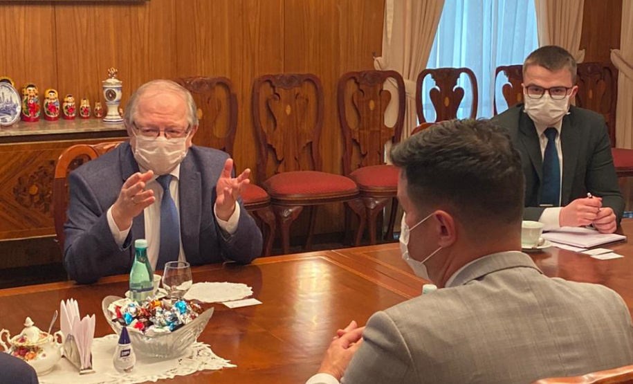 Em Brasília, o chefe da Casa Civil, Guto Silva, e o diretor presidente do Tecpar, Jorge Callado, participaram de reuniões na Anvisa e na Embaixada Russa para agilizar o processo de aprovação dos estudos clínicos da vacina no Brasil. Serão testados 10 mil voluntários, com prioridade para profissionais de saúde. Foto: Casa Civil