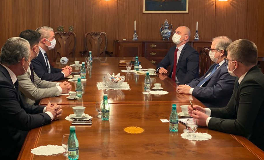 Em Brasília, o chefe da Casa Civil, Guto Silva, e o diretor presidente do Tecpar, Jorge Callado, participaram de reuniões na Anvisa e na Embaixada Russa para agilizar o processo de aprovação dos estudos clínicos da vacina no Brasil. Serão testados 10 mil voluntários, com prioridade para profissionais de saúde. Foto: Casa Civil