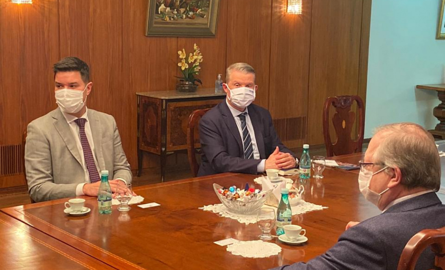 Em Brasília, o chefe da Casa Civil, Guto Silva, e o diretor presidente do Tecpar, Jorge Callado, participaram de reuniões na Anvisa e na Embaixada Russa para agilizar o processo de aprovação dos estudos clínicos da vacina no Brasil. Serão testados 10 mil voluntários, com prioridade para profissionais de saúde. Foto: Casa Civil