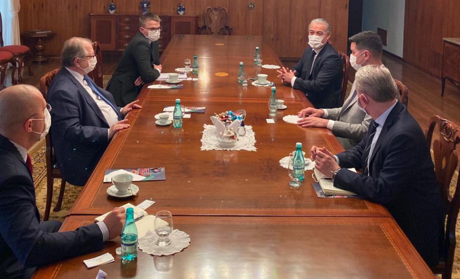 Em Brasília, o chefe da Casa Civil, Guto Silva, e o diretor presidente do Tecpar, Jorge Callado, participaram de reuniões na Anvisa e na Embaixada Russa para agilizar o processo de aprovação dos estudos clínicos da vacina no Brasil. Serão testados 10 mil voluntários, com prioridade para profissionais de saúde. Foto: Casa Civil