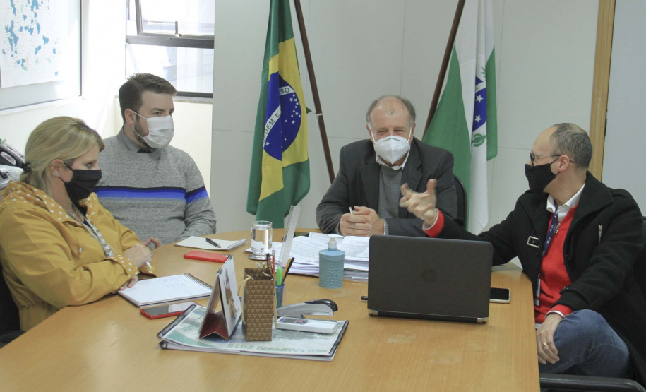 O secretário estadual do
Desenvolvimento Urbano e de Obras
Públicas (SEDU), João Carlos
Ortega, e a diretora de Operações do
Serviço Social Autônomo
Paranacidade, Camila Mileke
Scucato, conheceram nesta semana a
metodologia e os primeiros dados
obtidos pela Invest Paraná,
instituição do Governo do Estado,
vinculado à Secretaria do
Desenvolvimento Sustentável e do
Turismo, no levantamento de
informações que irá gerar o mapa de
vocações e oportunidades dos
municípios