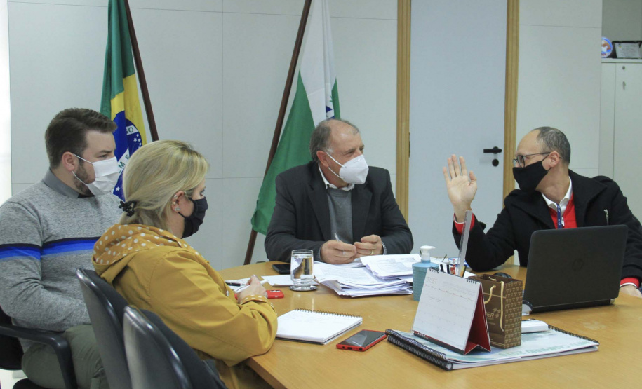 O secretário estadual do
Desenvolvimento Urbano e de Obras
Públicas (SEDU), João Carlos
Ortega, e a diretora de Operações do
Serviço Social Autônomo
Paranacidade, Camila Mileke
Scucato, conheceram nesta semana a
metodologia e os primeiros dados
obtidos pela Invest Paraná,
instituição do Governo do Estado,
vinculado à Secretaria do
Desenvolvimento Sustentável e do
Turismo, no levantamento de
informações que irá gerar o mapa de
vocações e oportunidades dos
municípios