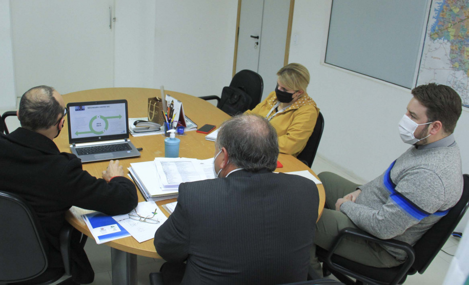 O secretário estadual do
Desenvolvimento Urbano e de Obras
Públicas (SEDU), João Carlos
Ortega, e a diretora de Operações do
Serviço Social Autônomo
Paranacidade, Camila Mileke
Scucato, conheceram nesta semana a
metodologia e os primeiros dados
obtidos pela Invest Paraná,
instituição do Governo do Estado,
vinculado à Secretaria do
Desenvolvimento Sustentável e do
Turismo, no levantamento de
informações que irá gerar o mapa de
vocações e oportunidades dos
municípios